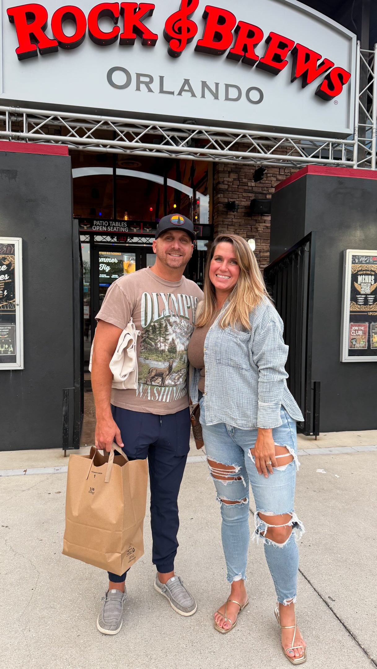 Date night at @rockandbrews Orlando 🎸 🤘⚡️
10/10 Recommend 

Drinks 👌 
Appetizer 🤩 
Entrée 🤤 
Dessert ￼🙌
Atmosphere 🫶

#visitorlando #orlandofoodie #rockandbrews #orlandomom #letseat